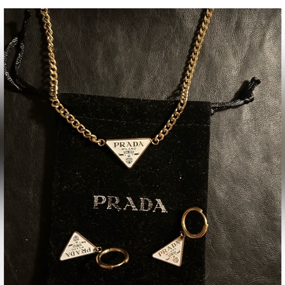 Gold tone 
Necklace and earrings